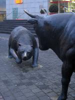 "Bulle und Bär", Bronzeskulpturen von Norbert Marten, Viesen, Foto: © Th. Goldberg 